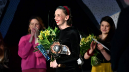 Laureatka Złotego Tukana Lena Witkowska (C) podczas finału Przeglądu Piosenki Aktorskiej we Wrocławiu. Fot. PAP/M. Kulczyński