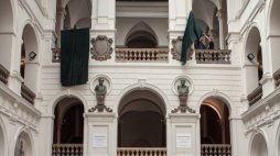 Popiersia dyrektorów Muzeum Narodowego we Wrocławiu – dr Marii Starzewskiej oraz Mariusza Hermansdorfera. Źródło: www.twitter.com/NM_Wroclaw