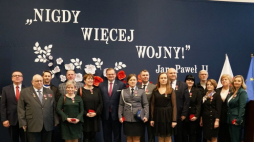 Szef UdSKiOR Jan Józef Kasprzyk wręczył medale Komisji Edukacji Narodowej oraz uhonorował medalem Pro Patria Ryszarda Kowalczyka podczas uroczystości w Dobromierzu. Źródło: Urząd do Spraw Kombatantów i Osób Represjonowanych