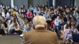Spotkanie z Bogdanem Bartnikowskim w Osieku. Fot. Łukasz Lipiński. Źródło: www.auschwitz.org