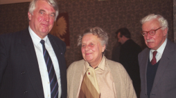 Warszawa 07.12.1993. Sesja Fundacji Polsko-Niemieckie Pojednanie w gmachu Urzędu Rady Ministrów. Fundacja od roku 1991 działa na rzecz ofiar prześladowań nazistowskich i polsko-niemieckiego dialogu. Nz. od lewej: przedstawiciel rządu Republiki Federalnej Niemiec Friedrich Vogel, przewodnicząca Rady Nadzorczej Fundacji Anna Pawełczyńska, prawnik i polityk Stanisław Stomma. Fot. PAP/A. Urbanek 
