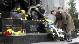 Warszawa, 19.04.2022. Uroczystości z okazji 79. rocznicy wybuchu powstania w Getcie Warszawskim przed Pomnikiem Bohaterów Getta. Fot. PAP/T. Gzell