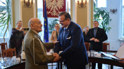 Płk Józef Koleśnicki (C-L) oraz szef Urzędu do Spraw Kombatantów i Osób Represjonowanych Jan Józef Kasprzyk (C-P) podczas uroczystości z okazji 100. urodzin pułkownika. Fot. PAP/M. Obara