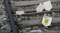 Oświęcim, 02.05.2019.Oświęcim, 02.05.2019. Uczestnicy 28. Marszu Żywych pozostawili kartki z nazwiskami ofiar i napisami "Nigdy nie zapomnieć, zawsze pamiętać, na zawsze w naszych sercach", na terenie byłego niemieckiego obozu koncentracyjnego Auschwitz-Birkenau w Oświecimiu, 2 bm. Kilka tys. Żydów i Polaków uczciło pamięć ofiar Holokaustu idąc w Marszu Żywych "drogą śmierci" z byłego niemieckiego obozu Auschwitz do byłego Auschwitz II-Birkenau. Fot. PAP/A. Grygiel