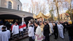 Komorów (woj. mazowieckie), 17.04.2022. Procesja rezurekcyjna, 17 bm. w Parafii pw. Narodzenia Najświętszej Marii Panny w Komorowie, w ramach obchodów Niedzieli Zmartwychwstania Pańskiego. Fot. PAP/L. Szymański