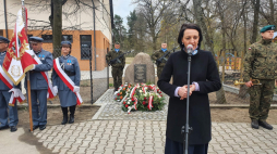 Huta Mińska, 26.04.2022. Dyrektor Instytutu Pileckiego Magdalena Gawin (P) podczas odsłonięcia tablicy pamięci Kazimierza Przekory na terenie Szkoły Podstawowej w Hucie Mińskiej. Źródło: www.twitter.com/InstPileckiego/