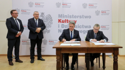 Wiceprezes Rady Ministrów, minister kultury i dziedzictwa narodowego Piotr Gliński (P), minister infrastruktury Andrzej Adamczyk (2L), dyrektor Państwowej Szkoły Muzycznej w Krzeszowicach Jerzy Suruło (L) oraz burmistrz gminy Krzeszowice Wacław Grzegorczyk (2P) podczas uroczystości podpisania porozumienia w sprawie rozbudowy Szkoły. Fot. PAP/P. Supernak
