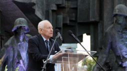 Prezes Światowego Związku Żołnierzy AK Czesław Cywiński przemawia przed Apelem Poległych przy Pomniku Powstania Warszawskiego. Warszawa, 31.07.2009. Fot. PAP/P. Supernak