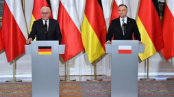 Warszawa, 12.04.2022. Prezydent RP Andrzej Duda (P) oraz prezydent Republiki Federalnej Niemiec Frank-Walter Steinmeier (L) podczas wypowiedzi dla mediów po spotkaniu w Belwederze w Warszawie, 12 bm. Prezydent Federalny RFN przebywa z wizytą w Rzeczypospolitej Polskiej. Fot. PAP/R. Pietruszka