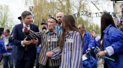 Ocalony z Zagłady Edward Mosberg (C) uczestniczy w Marszu Żywych na terenie byłego niemieckiego obozu koncentracyjnego Auschwitz. 28.04.2022. Fot. PAP/Z. Meissner
