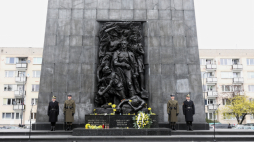 Uroczystości z okazji 79. rocznicy wybuchu powstania w Getcie Warszawskim przed Pomnikiem Bohaterów Getta w Warszawie. Fot. PAP/T. Gzell