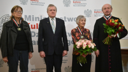 Socjolog kultury prof. Elżbieta Rekłajtis, były dyrektor Cmentarza na Powązkach ks. Marek Gałęziewski (P) oraz projektantka mody, dziennikarka Barbara Hoff (L) odebrali z rąk wicepremiera, ministra kultury i dziedzictwa narodowego Piotra Glińskiego (2L) złote medale „Zasłużony Kulturze Gloria Artis”. Fot. PAP/R. Pietruszka