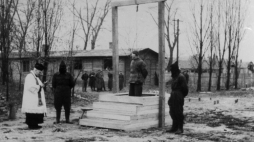 Na terenie byłego niemieckiego obozu koncentracyjnego Auschwitz-Birkenau wykonano wyrok śmierci przez powieszenie na komendancie obozu Rudolfie Hoessie. 16.04.1947.  Fot. PAP/S. Dąbrowiecki