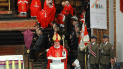 Bp Michał Janocha podczas wieczornej mszy świętej w warszawskiej archikatedrze św. Jana Chrzciciela, odprawianej w intencji ofiar katastrofy samolotu prezydenckiego pod Smoleńskiem. Warszawa, 10.04.2022. Fot. PAP/R. Guz
