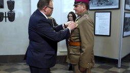 zef Urzędu do Spraw Kombatantów i Osób Represjonowanych Jan Józef Kasprzyk (L) oraz ks. Andrzej Dmochowski (P) podczas ceremonii wręczenia orderów i odznaczeń państwowych nadanych przez Prezydenta RP oraz Medali "Pro Bono Poloniae" i "Pro Patria" na Jasnej Górze. Fot. PAP/W. Deska