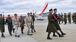 Ceremonia powitania prochów śp. Karoliny Kaczorowskiej na płycie lotniska Wojskowego Portu Lotniczego na warszawskim Okęciu. Fot. PAP/P. Nowak