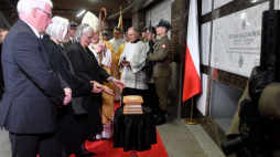 Córki pary prezydenckiej Jadwiga Kaczorowska (3L) i Alicja Jankowska (2L) podczas uroczystości pogrzebowych Karoliny Kaczorowskiej. Fot. PAP/R. Pietruszka