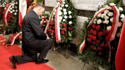 Prezydent Andrzej Duda składa kwiaty przy grobie ostatniego prezydenta na uchodźstwie Ryszarda Kaczorowskiego. Warszawa, 10.04.2022. Fot. PAP/A. Zawada