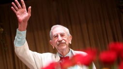 Jan Kobuszewski po spektaklu „Przyjazne dusze” podczas gali z okazji 40-lecia Teatru Kwadrat im. Edwarda Dziewońskiego. Warszawa, 11.12.2014. Fot. PAP/L. Szymański