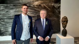 Premier, minister kultury i dziedzictwa narodowego Piotr Gliński (P) oraz jeden z trzech autorów prac Vasyl Savchenko (L). Fot. NCK