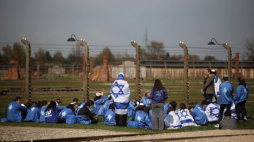 Uczestnicy Marszu Żywych na terenie byłego niemieckiego obozu koncentracyjnego Auschwitz. 28.04.2022. Fot. PAP/Ł. Gągulski