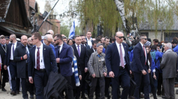 Prezydent Andrzej Duda (C) i ocalony z Zagłady Edward Mossberg (C-P) uczestniczą w Marszu Żywych na terenie byłego niemieckiego obozu koncentracyjnego Auschwitz. 28.04.2022. Fot. PAP/Ł. Gągulski