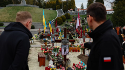 Premier Mateusz Morawiecki złożył kwiaty i zapalił znicze na Cmentarzu Orląt Lwowskich m. in. przy Mogile Nieznanego Żołnierza oraz pod mogiłą żołnierzy poległych w obecnej wojnie rosyjsko-ukraińskiej. Źródło: Twitter/Kancelaria Premiera