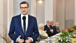 Premier Mateusz Morawiecki (C) podczas spotkania wielkanocnego z przedstawicielami środowisk kombatanckich w siedzibie Dolnośląskiego Urzędu Wojewódzkiego we Wrocławiu. Fot. PAP/M. Kulczyński