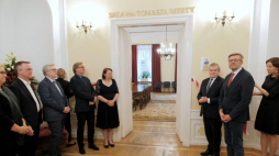 Wicepremier, minister kultury i dziedzictwa narodowego Piotr Gliński (3P), dyrektor Muzeum Historii Polski Robert Kostro (2P) podczas uroczystości nadania jednej z sal w siedzibie MKiDN w Warszawie imienia Tomasza Merty. Fot. PAP/M. Marek