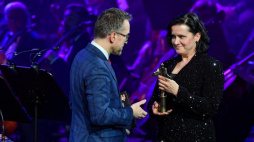 Śpiewaczka Anna Mikołajczyk-Niewiedział (P) odebrała nagrodę w kategorii Album Roku Muzyka Symfoniczna podczas Gali Muzyki Poważnej Fryderyk Festiwal 2022 w Operze na Zamku w Szczecinie. Fot. PAP/M. Bielecki