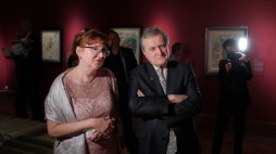 Wicepremier, minister kultury Piotr Gliński (P) i kuratorka wystawy „Chagall” Anna Manicka (L) na otwarciu wystaw czasowych pt. „Chagall” i „Stan rzeczy” w siedzibie Muzeum Narodowego w Warszawie. Fot. PAP/M. Marek