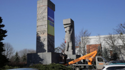 Aktywiści stowarzyszenia Święta Warmia zawiesili na pomniku Wyzwolenia Ziemi Warmińskiej i Mazurskiej (dawnym pomniku Wdzięczności Armii Czerwonej) w Olsztynie baner „Solidarni z Ukrainą”. 02.03.2012. Fot. PAP/T. Waszczuk