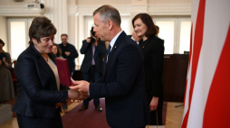 Zastępca szefa Kancelarii Prezydenta RP Piotr Ćwik (2P) oraz wojewoda podkarpacka Ewa Leniart (P) podczas uroczystości wręczenia w imieniu prezydenta RP Krzyży Komandorskich Orderu Odrodzenia Polski nadanych Polakom ratującym Żydów podczas II wojny światowej. Rzeszów, 28.04.2022. Fot. PAP/D. Delmanowicz