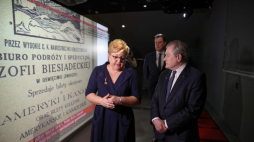 Oświęcim, 25.04.2022. Wicepremier, minister kultury i dziedzictwa narodowego Piotr Gliński (P) oraz dyrektor muzeum Dorota Mleczko (L) podczas uroczystości otwarcia wystawy stałej w Muzeum Pamięci Mieszkańców Ziemi Oświęcimskiej w Oświęcimiu. Placówka, której tworzenie rozpoczęto w 2017 r., znajduje się w zaadaptowanym dla jej potrzeb budynku zwanym Lagerhaus, położonym ok. 200 m od byłego niemieckiego obozu Auschwitz. Fot. PAP/Ł. Gągulski