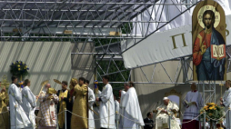 Papież Jan Paweł II uczestniczy w mszy św. w obrządku wschodnim na podkijowskim lotnisku „Czajka”. 25.06.2001. Fot. PAP/R. Pietruszka