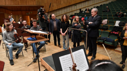 Wicepremier, minister kultury i dziedzictwa narodowego Piotr Gliński podczas spotkania z muzykami Kijowskiej Orkiestry Symfonicznej w Studiu Koncertowym Polskiego Radia im. Witolda Lutosławskiego w Warszawie. Fot. PAP/P. Nowak