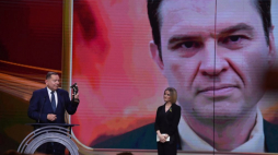 Dziennikarka Arleta Bojke (P) oraz Jarosław Książek (L), który odebrał nagrodę w kategorii dziennikarz roku w imieniu Andrzeja Poczobuta na gali rozdania nagród Akademii Telewizyjnej Wiktory 2021. Fot. PAP/P. Nowak