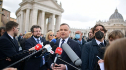 Prezydent RP Andrzej Duda (C) podczas wypowiedzi dla mediów po audiencji u papieża Franciszka. Watykan, 01.04.2022. Fot. PAP/M. Obara