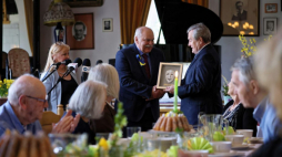 Wicepremier, minister kultury i dziedzictwa narodowego Piotr Gliński (P) oraz prezes ZASP Krzysztof Szuster (C) w siedzibie Domu Artystów Weteranów Scen Polskich „Skolimów. Konstancin-Jeziorna, 14.04.2022. Fot. PAP/L. Szymański