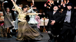 Pokaz medialny musicalu „Skrzypek na dachu” w Teatrze im. Wandy Siemaszkowej w Rzeszowie. Fot. PAP/D. Delmanowicz