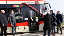 Od lewej: przewodniczący Gdańskiej Rady Sportu Andrzej Trojanowski, wioślarz Adam Korol, były prezes POZB w Gdańsku Jerzy Guss, bokser Leszek Kosedowski, zastępca prezydenta Gdańska Piotr Borawski oraz dyrektor Muzeum Gdańska Waldemar Ossowski podczas uroczystości nadania tramwajowi imienia Zygmunta Chychły. Fot. PAP/A. Warżawa