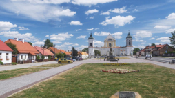 Rynek w Tykocinie z pomnikiem hetmana Stefana Czarnieckiego, w tle barokowy kościół pod wezwaniem Świętej Trójcy. Fot. PAP/J. Ochoński