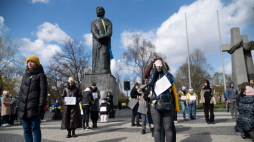 Performance artystyczny Sztabu Aniołów i Ukraińskiej Wiosny na pl. Mickiewicza w Poznaniu. 09.04.2022. Fot. PAP/J. Kaczmarczyk