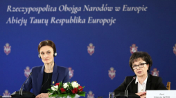 Warszawa, 11.04.2022. Marszałek Sejmu Elżbieta Witek (P) i przewodnicząca Sejmu Republiki Litewskiej Viktorija Cmilyte-Nielsen (L) podczas otwarcia konferencji „Rzeczypospolita Obojga Narodów w Europie” w Sejmie w Warszawie. Fot. PAP/T. Gzell