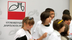 Polskie dzieci z Ukrainy podczas spotkania z prezesem „Wspólnoty Polskiej” Longinem Komołowskim przed Domem Polonii w Warszawie. Warszawa, 22.07.2011. Fot. PAP/T. Gzell