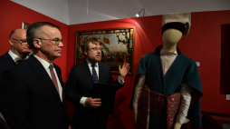 Sekretarz stanu w Ministerstwie Kultury i Dziedzictwa Narodowego, generalny konserwator zabytków Jarosław Sellin (2L), wiceminister spraw zagranicznych Piotr Wawrzyk (L) i dyrektor Muzeum Okręgowego w Sandomierzu dr Mikołaj Getka-Kenig (P) wzięli udział w otwarciu wystawy „Szlachta sandomierska na Sejmie Wielkim 1788-1792” w Muzeum Zamkowym na Zamku Królewskim w Sandomierzu. Fot. PAP/P. Polak