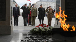 Prezes Zarządu Głównego Światowego Związku Żołnierzy Armii Krajowej Leszek Żukowski (2L) i prezes zarządu głównego Krajowego Związku Byłych Żołnierzy Polskich Sił Zbrojnych na Zachodzie Włodzimierz Cieszkowski (P) na uroczystości z okazji 77. rocznicy zakończenia II wojny światowej w Europie przy Grobie Nieznanego Żołnierza w Warszawie. Fot. PAP/P. Supernak