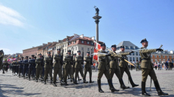 Warszawa, 02.05.2022. Przemarsz żołnierzy Wojska Polskiego i Orkiestry Wojskowej z flagami Polski po placu Zamkowym w Warszawie, w ramach uroczystości z okazji Dnia Flagi Rzeczypospolitej Polskiej oraz Dnia Polonii i Polaków za Granicą. Fot. PAP/R. Pietruszka