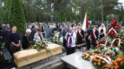 Otwock, 23.05.2022. Partnerka zmarłego Ewa Kwiecień (3L) podczas uroczystości pogrzebowych aktora Ignacego Gogolewskiego na cmentarzu parafii św. Wincentego a Paulo w Otwocku, 23 bm. Ignacy Gogolewski, aktor teatralny i filmowy, reżyser i scenarzysta, zmarł 15 maja w wieku 90 lat. Artysta spoczął w grobie rodzinnym. Fot. PAP/R. Guz