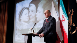 Zbigniew Rau w trakcie otwarcia wystawy upamiętniającej historie Polaków w Iranie w okresie II wojny światowej. Źródło: www.twitter.com/MSZ_RP